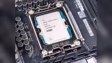 Processeur Intel Core Ultra i7 installé sur une carte mère