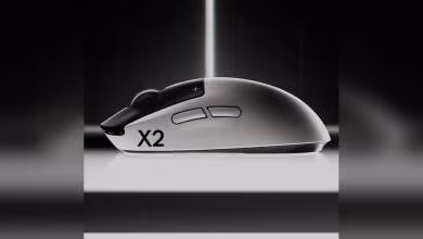 Profil latéral de la souris Logitech G Pro X2 Superstrike grise, sur fond sombre.