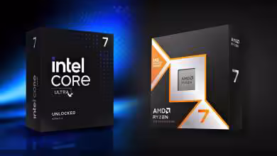 Emballages processeurs Intel Core Ultra et AMD Ryzen 7, design moderne sur fond bleu et noir.
