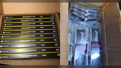 Cartons de barrettes mémoire Corsair DDR5 et stockage G.Skill emballés dans une boîte en carton.