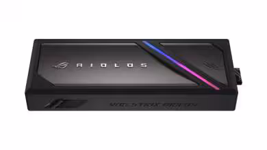 Boîtier SSD ROG Strix Aiolos avec design RGB et logo ROG visible.