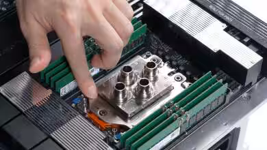 Installation d'un waterblock sur carte mère avec modules de RAM visibles