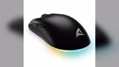 Profil latéral de la souris Sharkoon SKILLER SGM25W avec éclairage RGB visible.