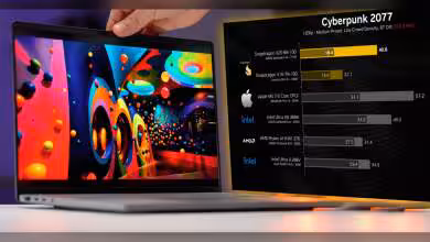 Ordinateur portable affichant des couleurs vives avec tableau de performance à côté.