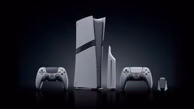 Console Sony PlayStation 5 avec deux manettes DualSense sur fond sombre.