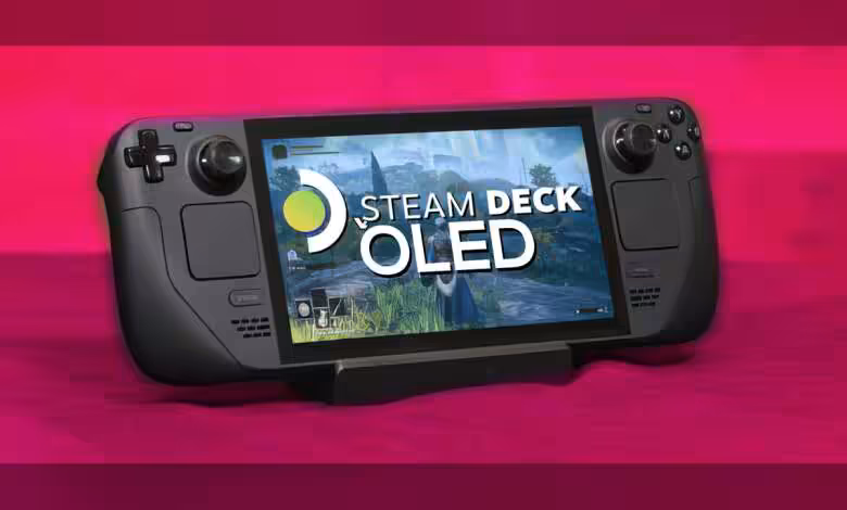 Steam Deck OLED : ruptures liées aux pénuries de mémoire et de stockage, Valve clarifie 1 Photo du Steam Deck OLED sur fond rose vif, éclairage professionnel et contrastes marqués