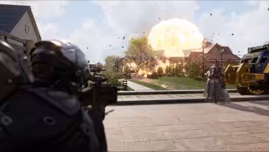 Scène de jeu vidéo avec explosions, soldats en armure et véhicule militaire à proximité d'une maison.