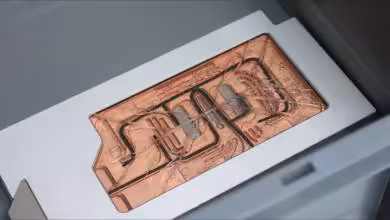 Gros plan d'un circuit en cuivre détaillé sous fenêtre transparente