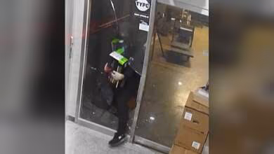 Individu sortant avec des boîtes de cartes graphiques NVIDIA d'un magasin en Corée du Sud.