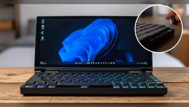 Laptop avec écran Windows et clavier RGB vibrant, fond bois net, gros plan inclus.