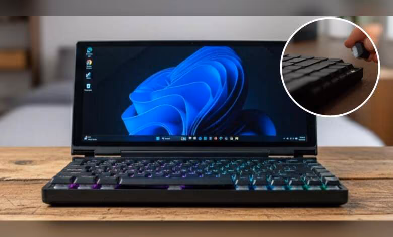 Ryzen AI 9 HX 370 dans un clavier-PC pliable : Keebmon intrigue et interroge 1 Laptop avec écran Windows et clavier RGB vibrant, fond bois net, gros plan inclus.