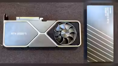 Carte graphique RTX 3080 Ti avec packaging, éclairage professionnel, fond sombre