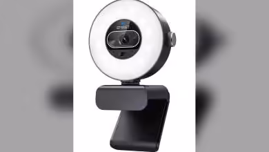 Webcam EMEET S600L avec lumière annulaire frontale, design noir élégant.