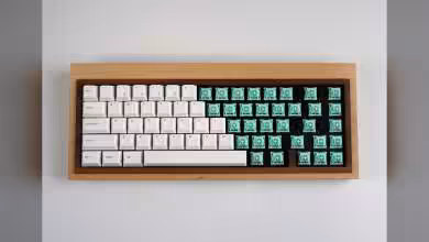 Clavier mécanique 65 % en bois avec touches blanches et switches verts