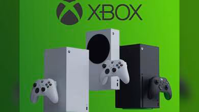 Consoles Xbox Series S et X affichées sur fond vert avec logo Xbox en arrière-plan.