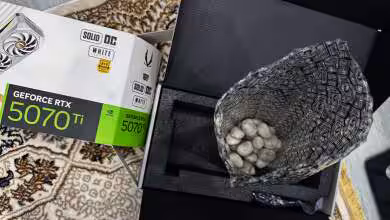 Boîte Zotac GeForce RTX 5070 Ti et sac de cailloux dans emballage.