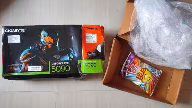 Emballage GPU Gigabyte RTX 5090 et détergent dans une boîte en carton