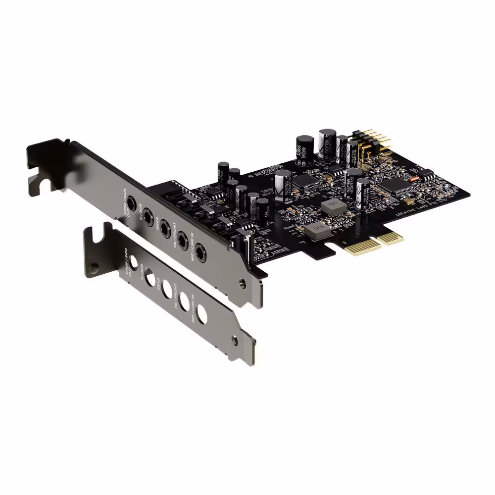 Sound Blaster Audigy FX Pro : nouvelle carte PCIe 32-bit/384 kHz, 7.1 et ampli casque à 69,99 € 2 Carte son avec connecteurs dorés, fond blanc, perspective diagonale.