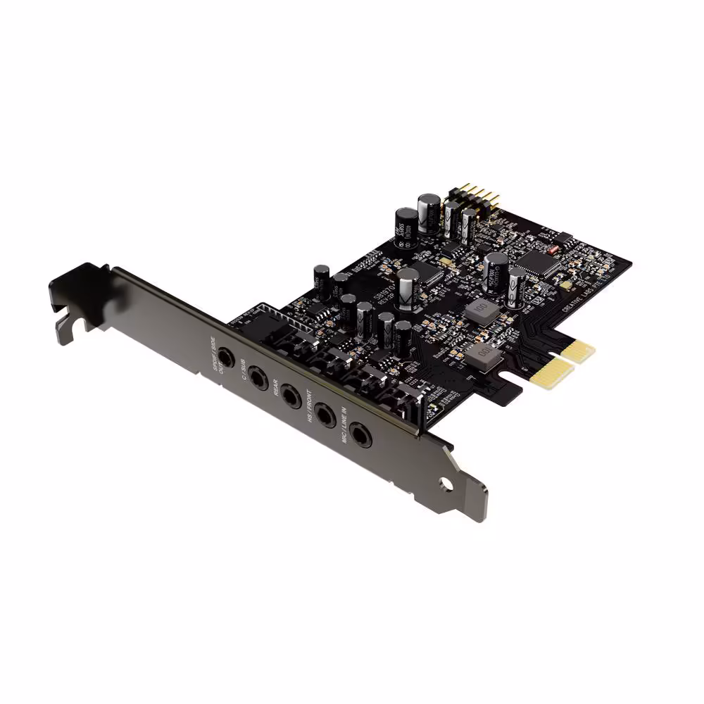 Sound Blaster Audigy FX Pro : nouvelle carte PCIe 32-bit/384 kHz, 7.1 et ampli casque à 69,99 € 4 Carte son PCIe avec connecteurs, fond blanc, perspective légèrement inclinée.