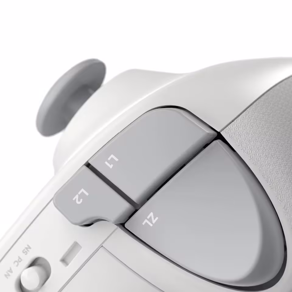 Gros plan sur les gâchettes L1, L2 de la manette CRKD ULT PRO.