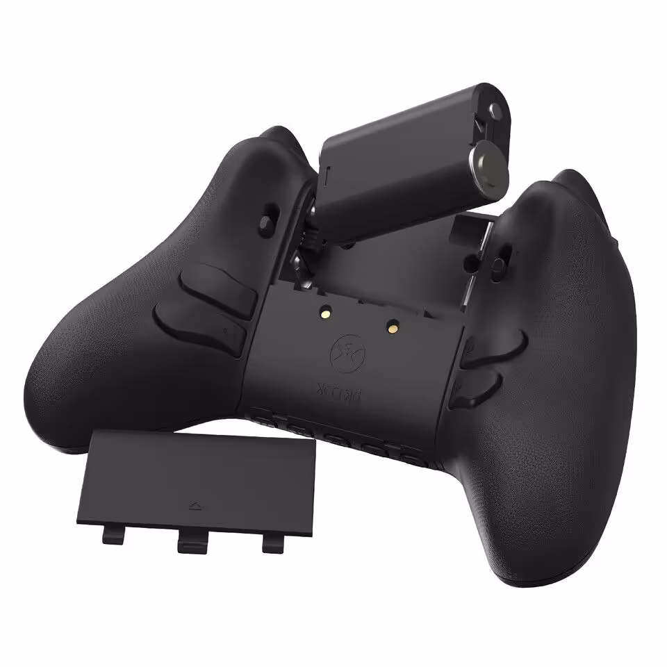 Compartiment à piles ouvert de la manette noire CRKD ULT PRO.
