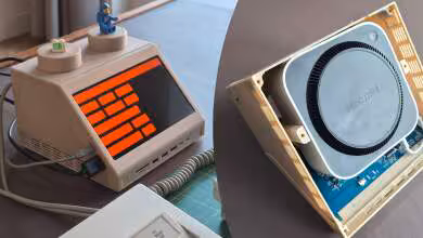 Montage PC LEGO ouvert révélant Mac Mini et composants électroniques sur fond sombre.