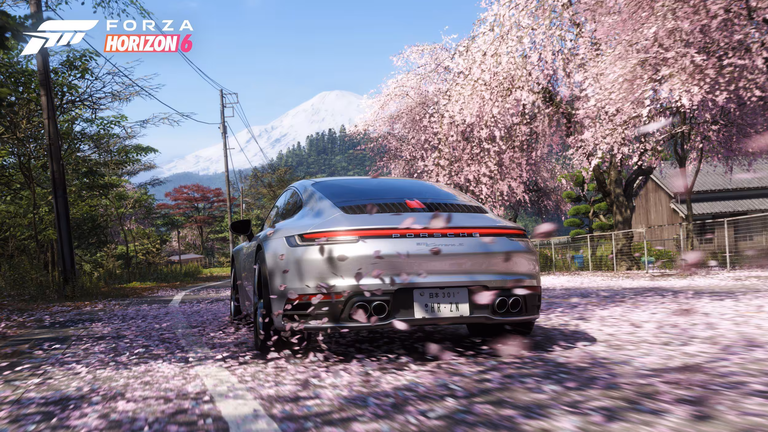 Forza Horizon 6 PC : configurations requises, RT Extrême en 4K sur RTX 5070 Ti et support Steam Deck 3 Scène de route sous cerisiers en fleurs Forza Horizon 6, voiture grise, ambiance printanière