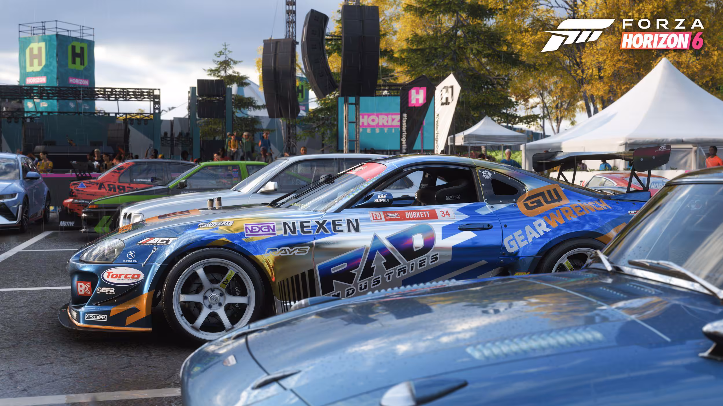 Forza Horizon 6 PC : configurations requises, RT Extrême en 4K sur RTX 5070 Ti et support Steam Deck 8 Voitures de course alignées lors d'un événement, ambiance festive, Forza Horizon 6
