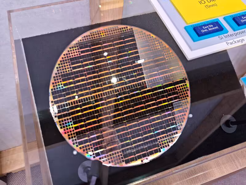 Fujitsu MONAKA : CPU Armv9 144 cœurs en 3.5D XDSiP, échantillon dévoilé