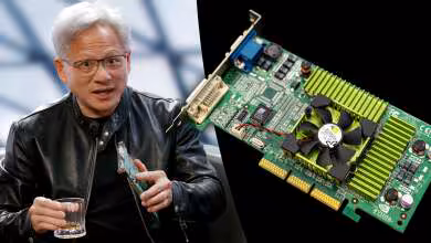 Personne montrant une vieille carte graphique NVIDIA, fond flou