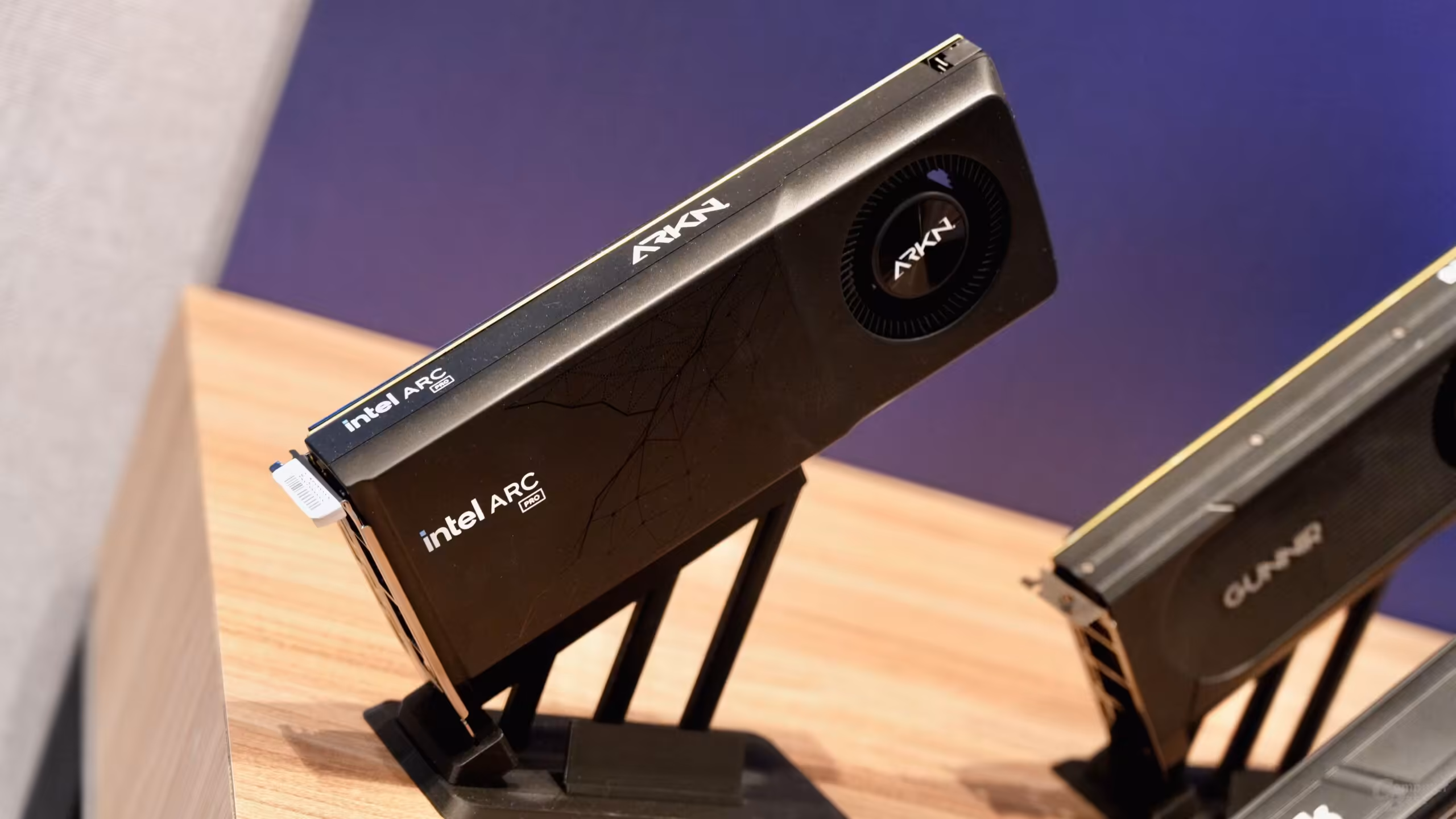 Intel Arc Pro B70 : ARKN rejoint les partenaires, la B60 24 Go déjà listée à 659,99 $ 2 Deux cartes graphiques Intel ARC Pro ARKN posées diagonalement sur support bois.