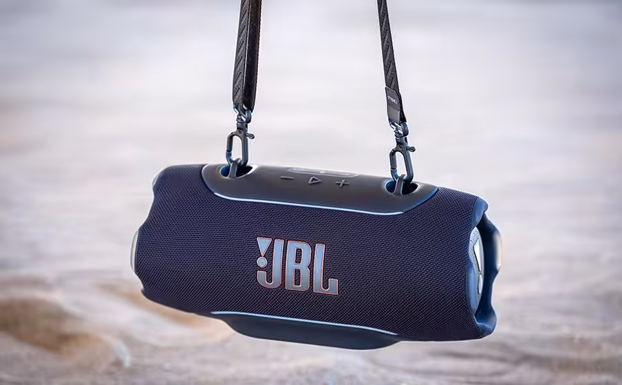 Enceinte JBL Xtreme 5 noire suspendue à l'extérieur.