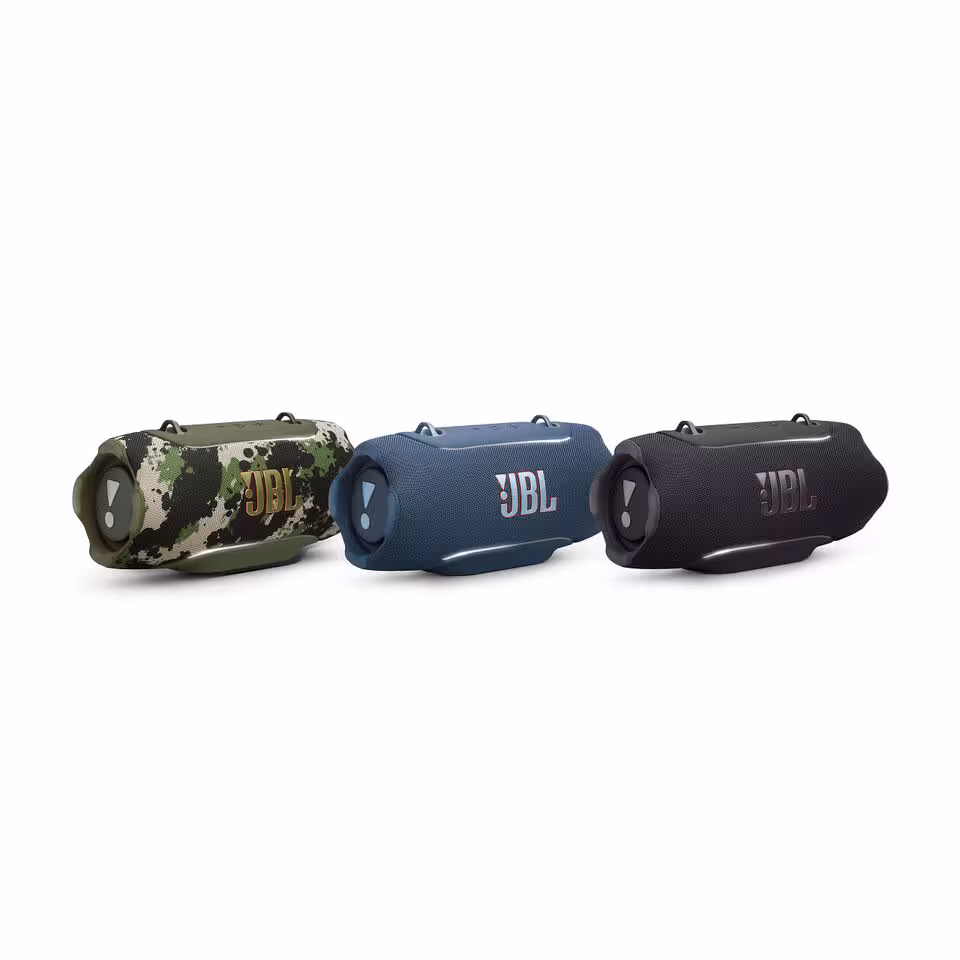Trois enceintes JBL Xtreme 5 en camouflage, bleu et noir alignées.