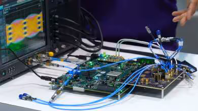 Matériel Synopsys PCIe 8.0 sur table avec câbles et équipement, éclairage professionnel