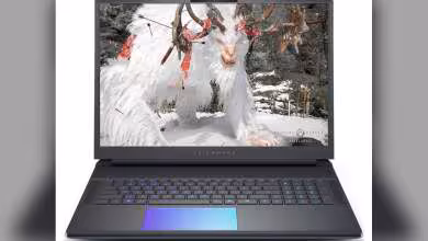 Ordinateur portable Alienware ouvert affichant un jeu vidéo sur écran OLED.