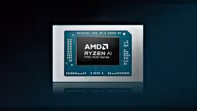 Photo du processeur AMD Ryzen AI PRO 400 avec éclairage contrasté, fond noir