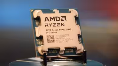 Processeur AMD Ryzen 9 9950X3D2 en gros plan, fond flou coloré, forte mise en valeur.