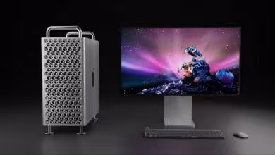 Mac Pro et écran Apple fond sombre, image éclatante couleurs vives et nettes