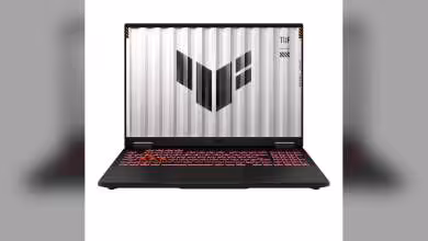 Ordinateur portable ASUS TUF Gaming avec dalle affichant le logo TUF, clavier rétroéclairé rouge.