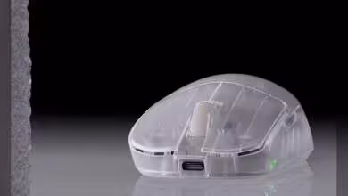 Profil latéral de la souris sans fil translucide ATK Zero sur fond sombre