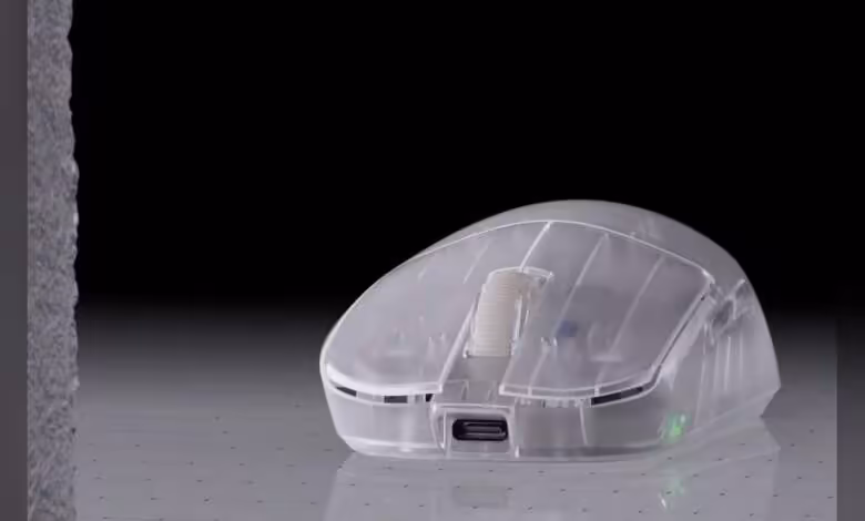 ATK Zero : souris sans fil translucide, 8 kHz, 39 g et capteur PAW3950 1 Profil latéral de la souris sans fil translucide ATK Zero sur fond sombre
