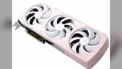 AX GeForce RTX 5070 Sakura, vue de face, design rose, trois ventilateurs blancs