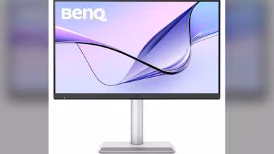 Moniteur BenQ MA270S vue de face avec fond gradient violet et bleu.