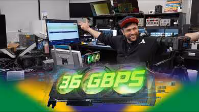 Carte graphique avec effet lumineux vert, décor salle technique, personne souriante en arrière-plan