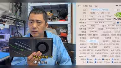 Homme tenant une carte graphique GeForce RTX 5090 dans un atelier technologique.