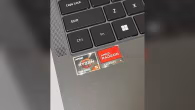 Autocollants AMD Ryzen 5 et Radeon sur clavier d'ordinateur portable.