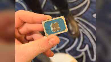 Processeur Intel, modèle possible d'une série récente, tenu par une main.