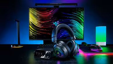 Setup de bureau gaming Razer avec casque et clavier rétroéclairés.