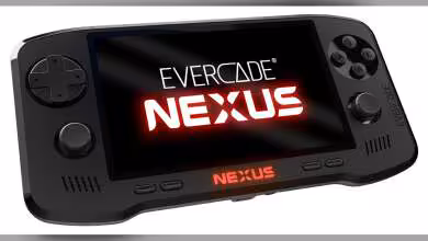 Console rétro Evercade Nexus avec écran allumé, fond blanc