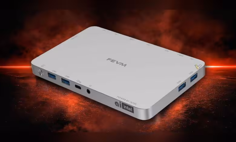Intel Core Ultra 300 : un mini-PC FEVM de 19 mm fuite avec double ventilateur et OCuLink 1 Mini-PC FEVM Panther Lake éclairage rouge intense, fond sombre, détails ports USB visibles